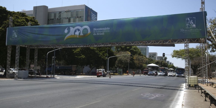 Esplanada dos Ministérios recebe preparativos para o desfile cívico-militar de 7 de Setembro