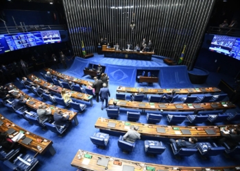 Plenário do Senado durante reunião preparatória destinada à eleição do presidente do Senado Federal para o segundo biênio da 56º Legislatura.

A eleição ocorre de forma presencial, seguindo as medidas de segurança contra a covid-19, e obedecendo o Regimento Interno da Casa, que prevê a votação por meio de cédulas em papel inseridas em envelope. 

Presidente do Senado Federal, senador Davi Alcolumbre (DEM-AP), conduz reunião. 

Foto: Marcos Oliveira/Agência Senado