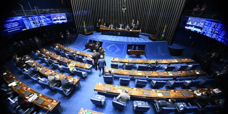 Plenário do Senado durante reunião preparatória destinada à eleição do presidente do Senado Federal para o segundo biênio da 56º Legislatura.

A eleição ocorre de forma presencial, seguindo as medidas de segurança contra a covid-19, e obedecendo o Regimento Interno da Casa, que prevê a votação por meio de cédulas em papel inseridas em envelope. 

Presidente do Senado Federal, senador Davi Alcolumbre (DEM-AP), conduz reunião. 

Foto: Marcos Oliveira/Agência Senado