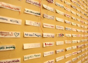 UN Women/Alfredo Guerrero Etiquetas com nomes de vítimas de feminicídio, bem como o ‘desconhecido’ representam as vítimas de feminicídio em exposição no México.