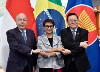 O Secretário-Geral da ASEAN, Dr. Kao Kim Hourn (R), o Ministro dos Negócios Estrangeiros da Indonésia, Retno Marsudi (C), e o Ministro dos Negócios Estrangeiros do Brasil, Mauro Vieira. Foto: Ministério das Relações Exteriores da Indonésia