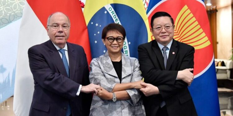 O Secretário-Geral da ASEAN, Dr. Kao Kim Hourn (R), o Ministro dos Negócios Estrangeiros da Indonésia, Retno Marsudi (C), e o Ministro dos Negócios Estrangeiros do Brasil, Mauro Vieira. Foto: Ministério das Relações Exteriores da Indonésia