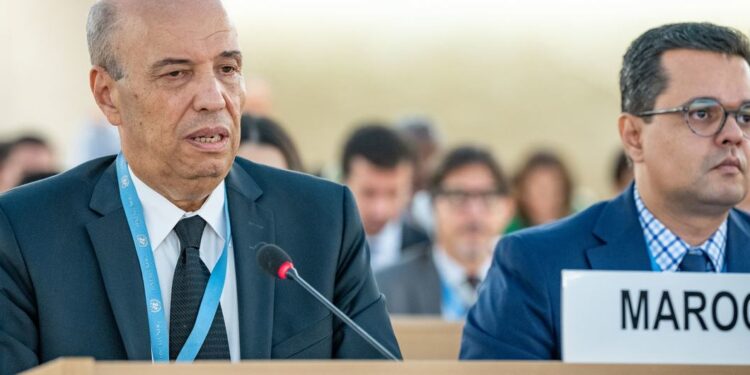 ONU/Jean Marc Ferré Omar Zniber (à esquerda), representante Permanente de Marrocos junto à ONU em Genebra, fala durante a abertura da 54ª sessão do Conselho de Direitos Humanos