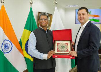 Curitiba, 15 de janeiro de 2024 - O governador Carlos Massa Ratinho Jr recebe a visita de Suresh Reddy, embaixador da Índia no Brasil.