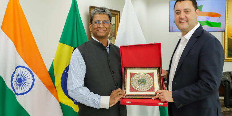 Curitiba, 15 de janeiro de 2024 - O governador Carlos Massa Ratinho Jr recebe a visita de Suresh Reddy, embaixador da Índia no Brasil.