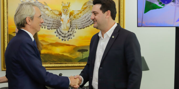 Curitiba, 05 de dezembro de 2023 - O governador Carlos Massa Ratinho Jr. recebe, no Palácio Iguaçu, a visita do embaixador da França no Brasil, Emmanuel Lenain.