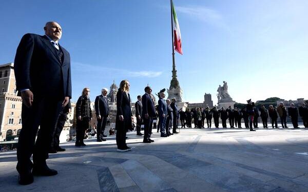 La premier Giorgia Meloni all'Altare della Patria, in occasione della Festa dell'Unit‡ Nazionale, per la cerimonia con le alte cariche dello Stato, il presidente della Repubblica Sergio Mattarella, il presidente del Senato Ignazio La Russa, quello della Camera Lorenzo Fontana e il presidente della corte costituzionale Augusto Barbera, Roma, 17 marzo 2024.
ANSA/ UFFICIO STAMPA PALAZZO CHIGI/ FILIPPO ATTILI
+++ ANSA PROVIDES ACCESS TO THIS HANDOUT PHOTO TO BE USED SOLELY TO ILLUSTRATE NEWS REPORTING OR COMMENTARY ON THE FACTS OR EVENTS DEPICTED IN THIS IMAGE; NO ARCHIVING; NO LICENSING +++ NPK +++