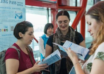 (240801) -- BEIJING, Aug. 1, 2024 (Xinhua) -- International visitors read manuals for Beijing Pass at Beijing Capital International Airport in Beijing, capital of China, July 31, 2024. TO GO WITH "Beijing issues prepaid cards for international visitors" (Xinhua)