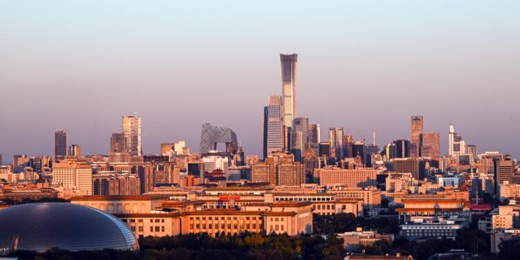 (241019) -- BEIJING, Oct. 19, 2024 (Xinhua) -- This photo shows the skyline at sunset in Beijing, capital of China, Oct. 19, 2024. (Xinhua/Wang Jianhua)