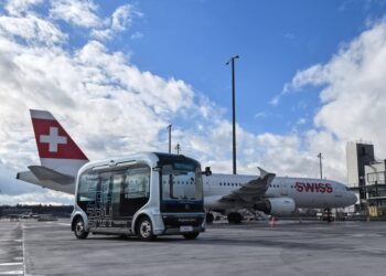 (250626) -- GUANGZHOU, June 26, 2025 (Xinhua) -- This photo taken on April 17, 2025 shows a WeRide Robobus (front) operating at an airport in Zurich, Switzerland. (Xinhua)