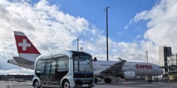 (250626) -- GUANGZHOU, June 26, 2025 (Xinhua) -- This photo taken on April 17, 2025 shows a WeRide Robobus (front) operating at an airport in Zurich, Switzerland. (Xinhua)