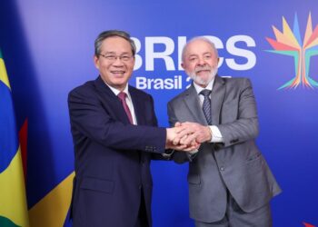 (250705) -- RIO DE JANEIRO, July 5, 2025 (Xinhua) -- Chinese Premier Li Qiang meets with Brazilian President Luiz Inacio Lula da Silva in Rio de Janeiro, Brazil, July 5, 2025. (Xinhua/Liu Bin)