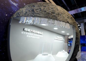 (250424) -- SHANGHAI, April 24, 2025 (Xinhua) -- Lunar soil samples collected from the far side of the moon are on display at the preview of a science exhibition marking the 10th Space Day of China at Shanghai World Expo Exhibition and Convention Center in east China's Shanghai, April 23, 2025. April 24 has been Space Day of China since 2016. The date marks the launch of China's first satellite "Dongfanghong-1" into space in 1970. Activities to mark the 10th Space Day of China will take place from April 24 to May 5 at the Shanghai World Expo Exhibition and Convention Center. (Xinhua/Zhang Jiansong)