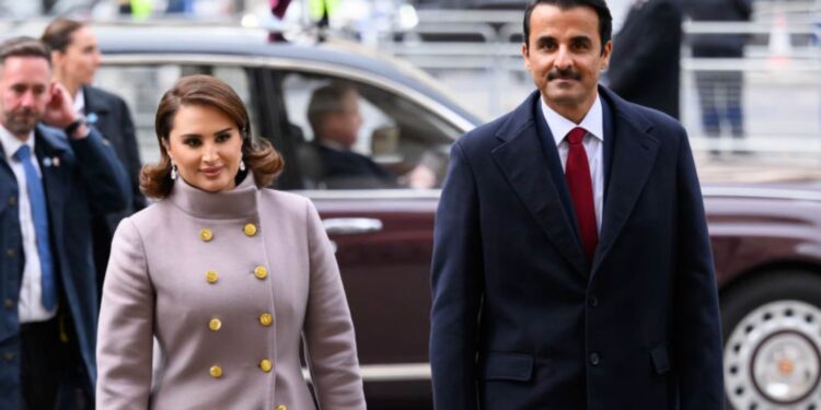 Tamim bin Hamad ao lado de Jawaher bint Hamad, uma de suas esposas - Foto: Getty Images